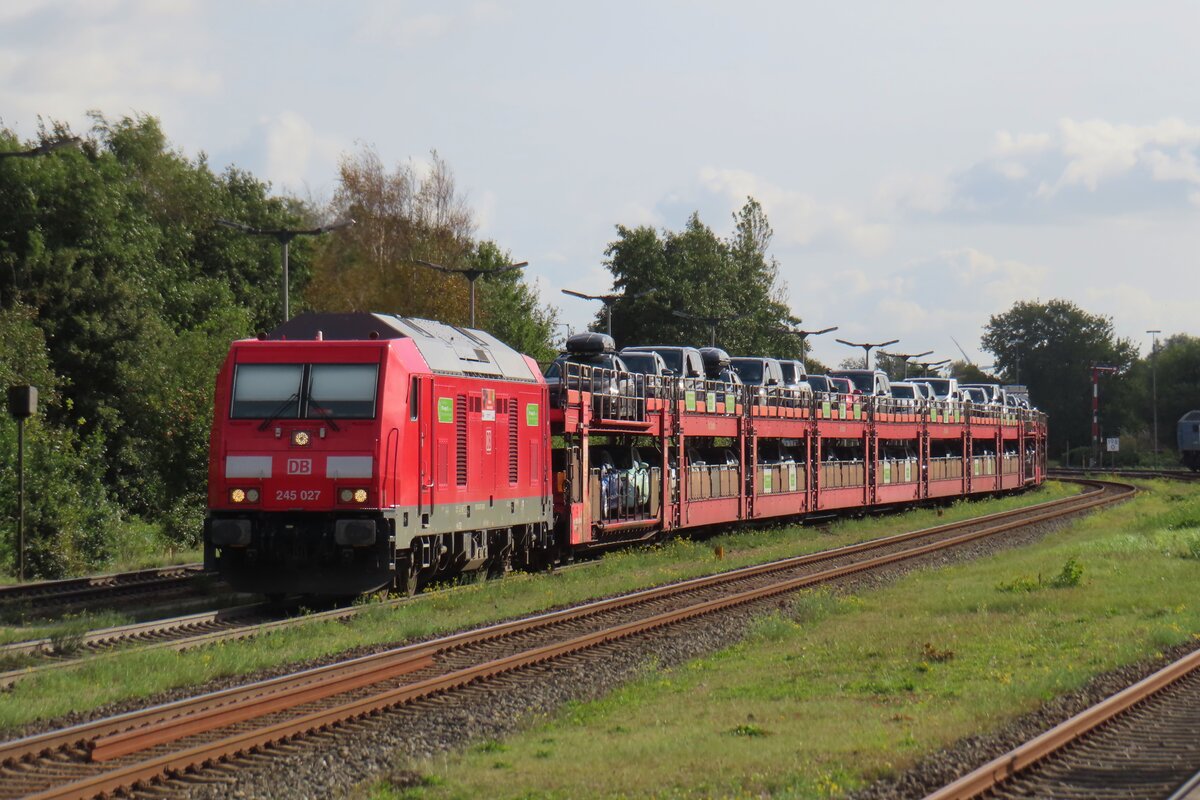 DB 245 027 verlasst am 22 September 2025 Niebüll mit der Sylt-Autozug.