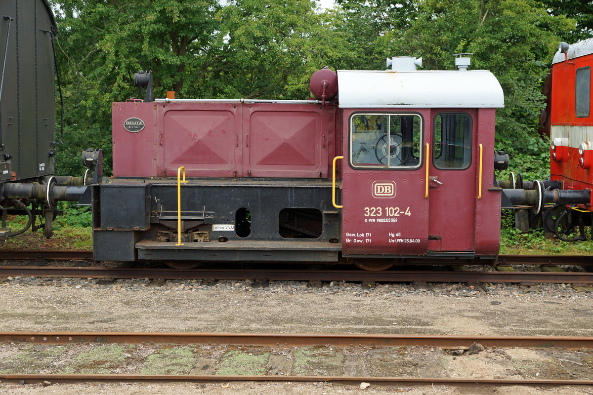 DB: 323 102-4 der Marke DEUTZ bei der Museumsbahn Schönberger Strand am 11. August 2016.
Foto: Walter Ruetsch