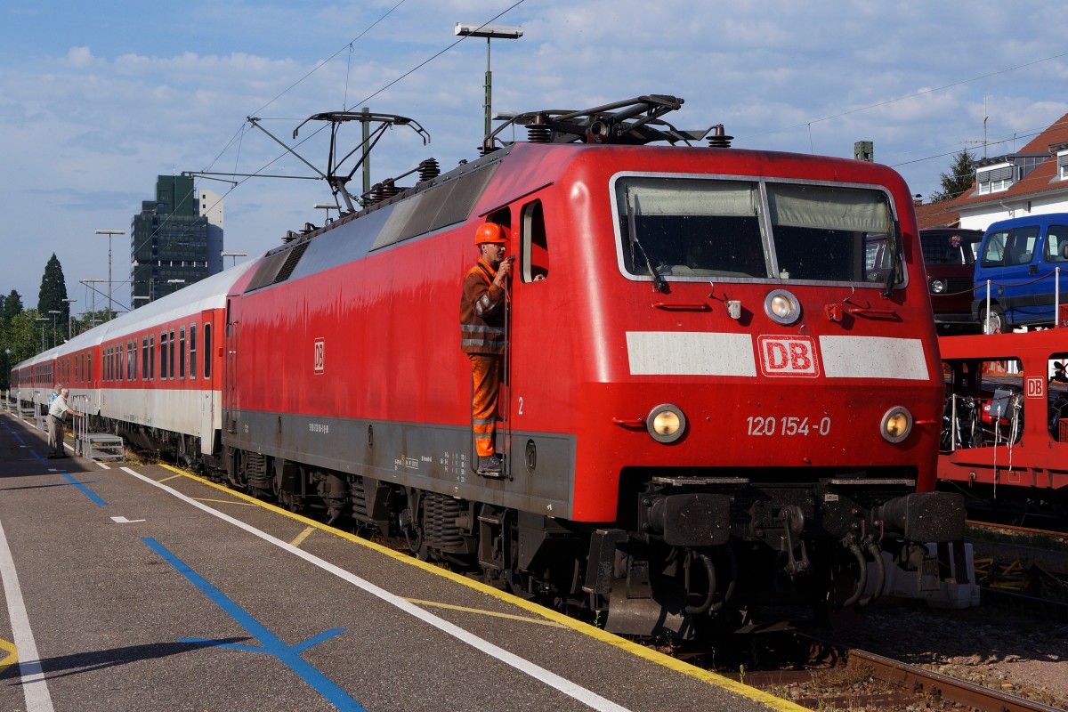 DB: Am 12. Juni 2015 brachte die 120 154-0 den Autozug von Hamburg nach Lörrach. Kaum stehen die Autowagen an der Verladerampe, verlassen die Personenwagen mit der BR 120 den Güterbahnhof Lörrach.
Foto: Walter Ruetsch 