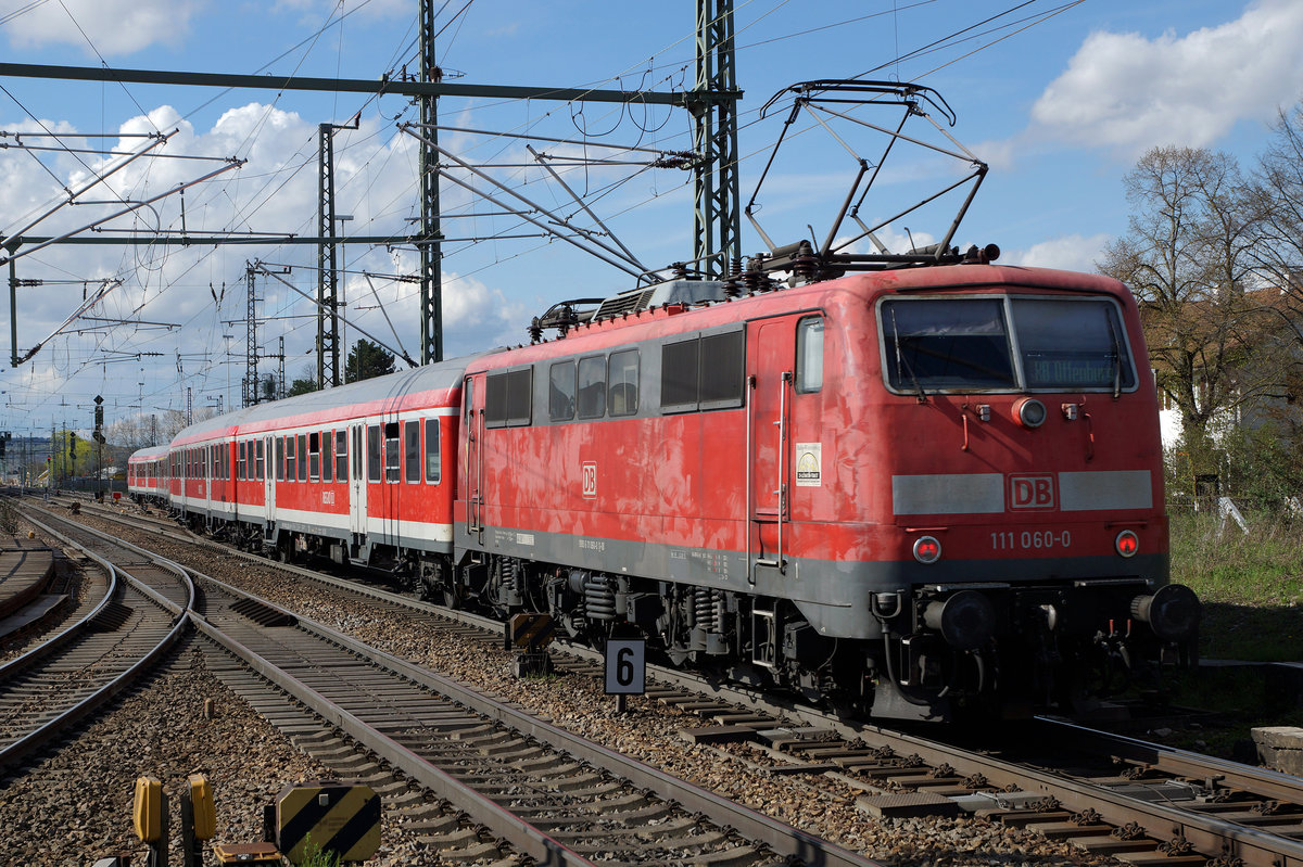 DB: Am 14. April 2016 schob die 111 060 ihren RE bei Haltingen nach Offenburg.
Foto: Walter Ruetsch
