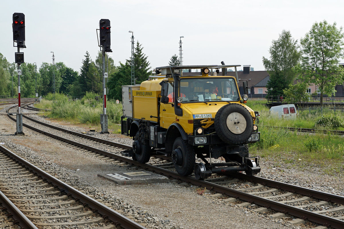 DB: Am 2. Juni 2017 konnten in Kempten innert kurzer Zeit gleich drei verschiedene Fahrzeuge des Bahndienstes auf der Fahrt fotografiert werden.
Foto: Walter Ruetsch