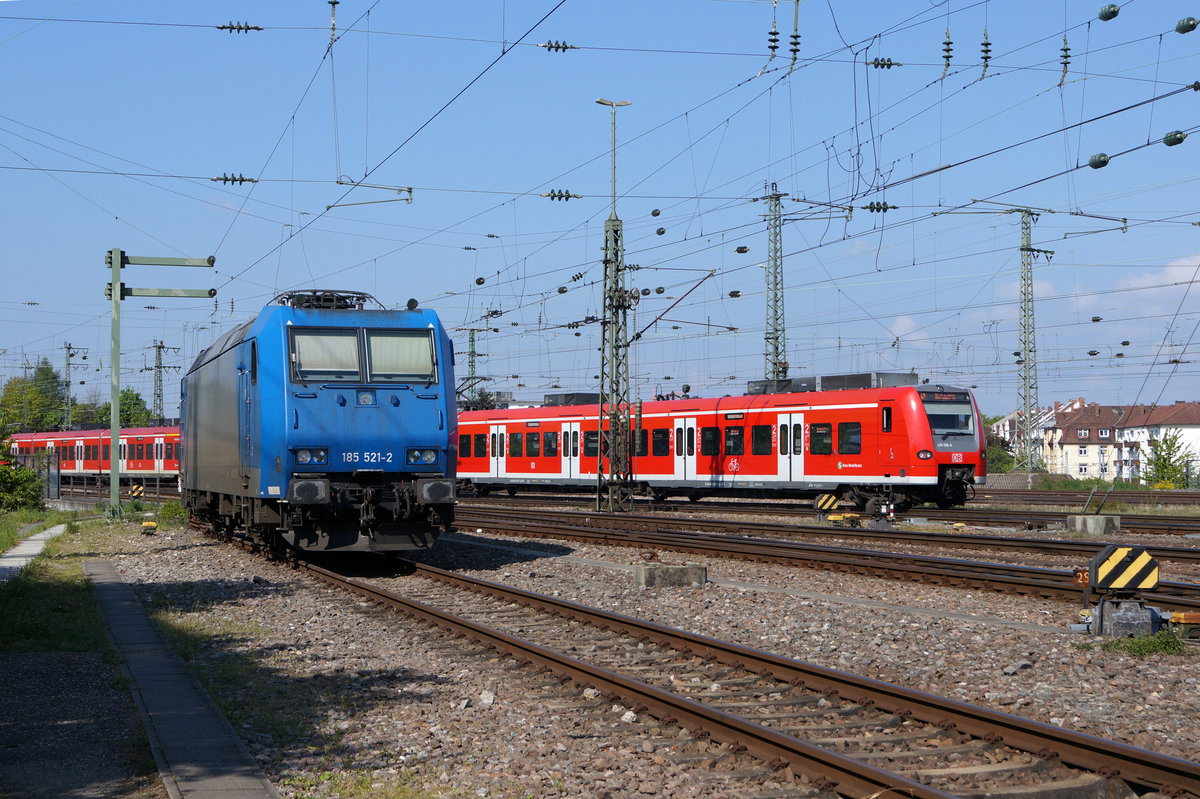 DB: Am 29. April 2017 präsentierte sich die abgestellte 185 521-2 in Karlsruhe an der Sonne.
Foto: Walter Ruetsch