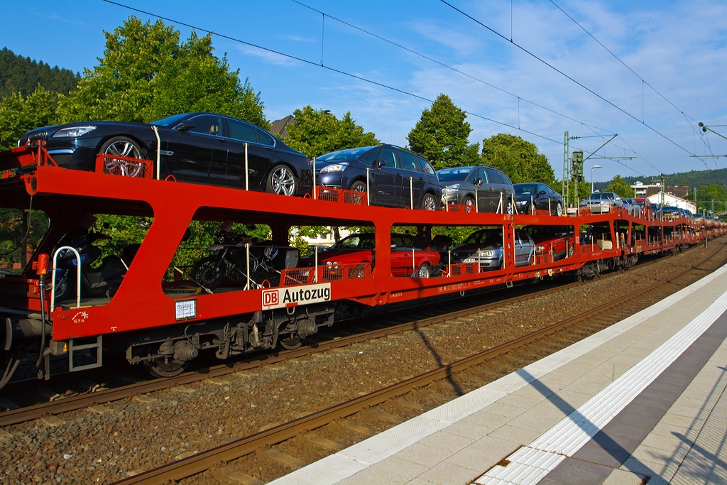 DB Autoreisezugwagen der Gattung DDm 915, hier am 23.08.2013 im DB Autozug AZ 1356 bei der Durchfahrt im Bahnhof Kirchen/Sieg. Im Vordergrund Wagen mit der Betriebsnummer D-DB 51 80 98 - 80 015-5 DDm 915.
Die Gattung DDm bedeutet: DD= Doppelstock-Autotransportwagen der Reisezugwagen-Bauart; m =   Personenverkehrswagen mit einer L�nge von mehr als 24,5 Meter

Ein Autoreisezugwagen ist ein in Reisez�gen eingesetzter Eisenbahnwagen f�r die Bef�rderung von Personenwagen und Motorr�dern im Schienenpersonenfernverkehr. 
Der Laufruhe wegen werden vierachsige Drehgestellwagen bevorzugt. Diese werden als doppelst�ckige Gep�ckwagen mit der Gattung DD(m) bezeichnet. Die zul�ssige H�chstgeschwindigkeit betr�gt 160 km/h.
Die Autotransportwagen sind mit abklappbaren �berfahrbr�cken ausgestattet, die es erm�glichen, mehrere gekuppelte Wagen vom Ende her zu be- und entladen. Das obere Deck wird �ber eine Rampe befahren. Um einerseits �ber die Puffer fahren zu k�nnen, andererseits auch Fahrzeuge gr��erer Dachh�he (beispielsweise Vans) bef�rdern zu k�nnen, ohne das Ladema� zu �berschreiten, sind beide Ladeebenen zur Wagenmitte hin abgesenkt. H�here Fahrzeuge werden dann in der Mitte des Oberdecks bef�rdert. Auf der unteren Ebene k�nnen auch Motorr�der verladen werden.

Die Kategorie Personenwagen wurde hier bewusste gew�hlt, da man sie als Reisezug-Gep�ckwagen einordnet (Sie finden im G�terverkehr kein Verwendung).