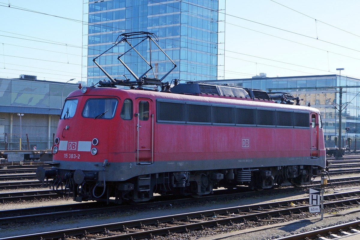 DB Autozug: Die am 20. Februar 2015 in Singen aufgenommene Altbaulokomotive 115 383-2 macht auch noch im Gegenlicht vor moderner Kulisse eine sehr gute Figur.
Foto: Walter Ruetsch
