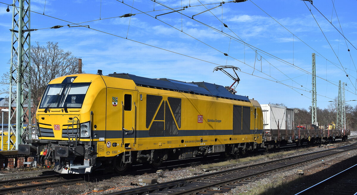 DB Bahnbau Gruppe GmbH, Berlin [D] mit ihrer Vectron Dual Mode Light Lok  249 052  [NVR-Nummer: 90 80 2249 052-2 D-DBBBG] mit zwei Drehgestell-Flachwagen mit Werkzeug u.a. beladen am 03.03.26 Höhe Bahnhof Magdeburg-Neustadt.