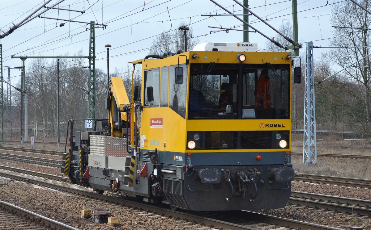DB Bahnbau Gruppe mit einem BAMOWG 54.24 (GKW 301) bei der Durchfahrt Bhf. Flughafen Berlin-Schönefeld, 02.02.15