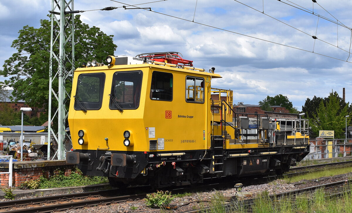 DB Bahnbau Gruppe mit einem P&T Motorturmwagen (D-DB 99 80 9436 065-3) am 08.05.25 Durchfahrt Bahnhof Stendal Hbf.