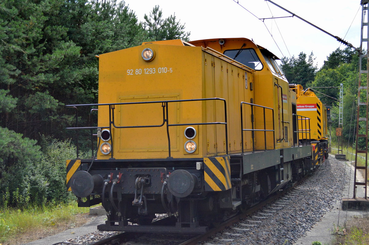 DB Bahnbau Gruppe mit der Lok 8/293 010-5 und einem KIROW Schienengleisbaukran (EDK 152) am 31.07.16 Berlin-Wuhlheide