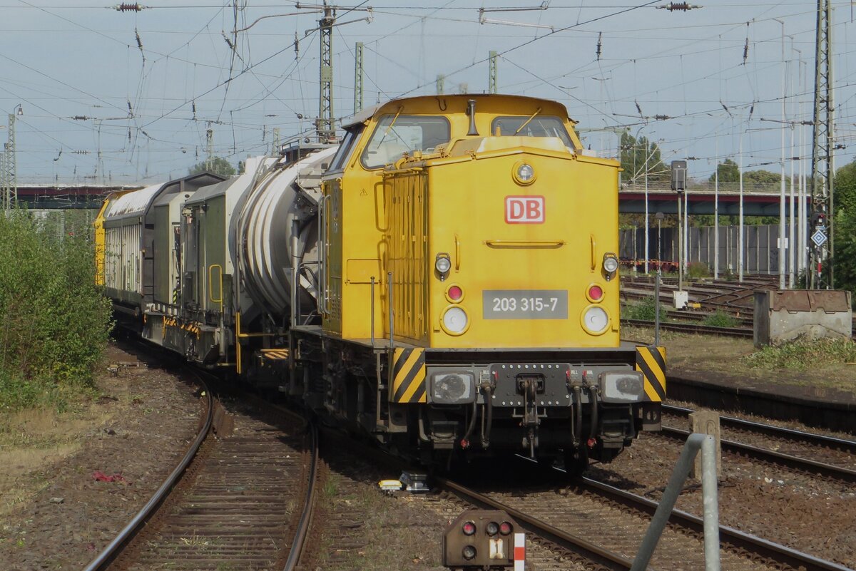 DB Bahnbau/Netz 203 315 bekommt das Hin-und-Her im Bahnhof Rheinhausen am 12 Juni 2022.