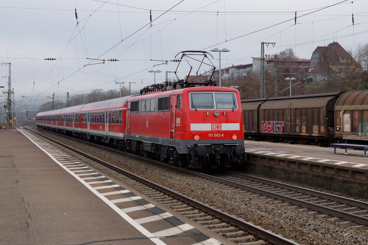 DB: Bald sind die mit Lokomotiven der BR 111 gef�hrten RB Basel Badischer Bahnhof - Offbenburg Geschichte. Am 27. November 2015 schob die 111 062-6 den RB nach Offenburg. Die Aufnahmen entstanden bei der Ein- und Ausfahrt Weil am Rhein.
Foto: Walter Ruetsch