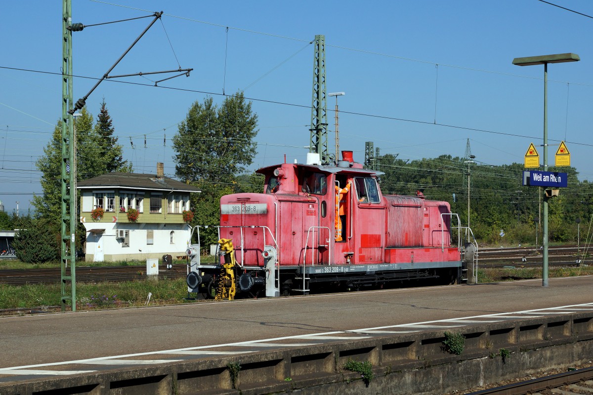DB BR 363: Am 1. Oktober 2015 konnte die alte DB 363 209-8 in Weil am Rhein vor einem passenden Betriebsgeb�ude verewigt werden. Nach meiner Vermutung fuhr die in Basel Badischer Bahnhof stationierte Lok zur Betankung nach Haltingen. 
Foto: Walter Ruetsch