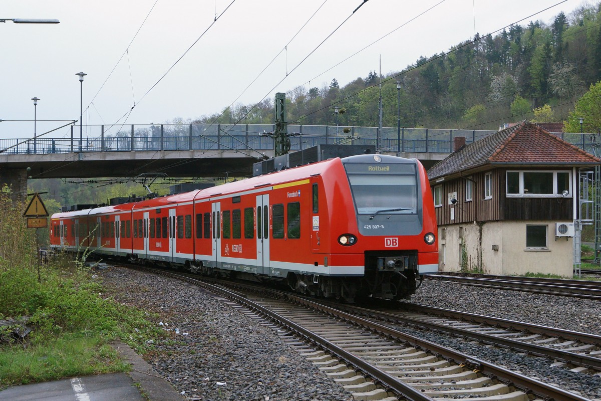 DB BR 425: Regionalbahn mit 425 807-5 nach Rottweil bei der Einfahrt in den Hbf Horb am 25. April 2015.
Foto: Walter Ruetsch