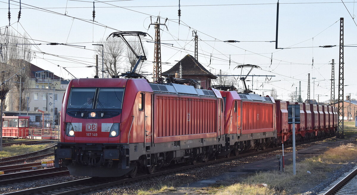 DB Cargo AG, Mainz [D] mit der Doppeltraktion  187 149  [NVR-Nummer: 91 80 6187 149-0 D-DB] +   187 167  [NVR-Nummer: 91 80 6187 167-2 D-DB] mit dem Erzzug aus Hamburg Richtung Ziltendorf EKO am 04.03.25 Höhe Bahnhof Frankfurt (Oder).