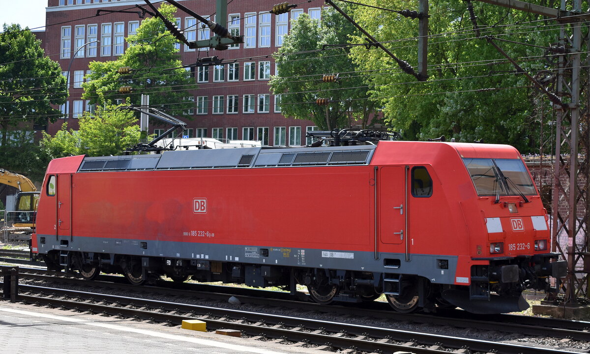 DB Cargo AG, Mainz [D] mit ihrer  185 232-6  [NVR-Nummer: 91 80 6185 232-6 D-DB] hält kurz um zwei Kollegen wahrscheinlich Richtung Maschen mitzunehmen am 14.05.25 Höhe Bahnhof Hamburg-Harburg.