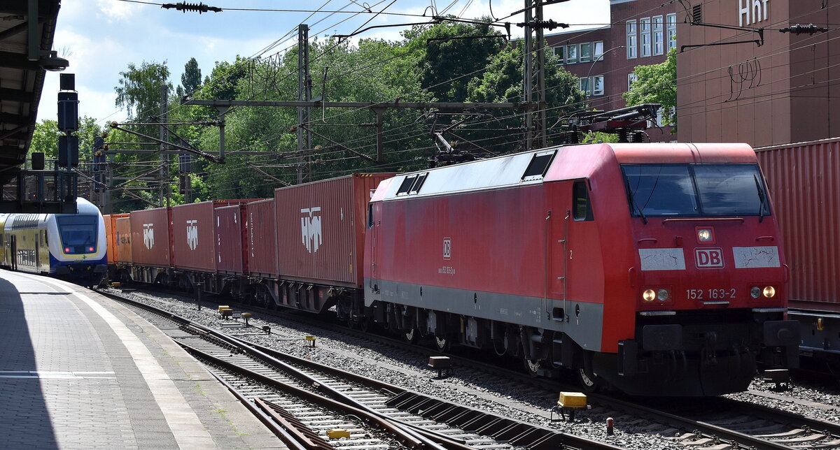 DB Cargo AG, Mainz [D] mit ihrer  152 163-2  [NVR-Nummer: 91 80 6152 163-2 D-DB] und einem Containerzug Richtung Hamburger Hafen am 20.05.25 Höhe Bahnhof Hamburg-Harburg. 