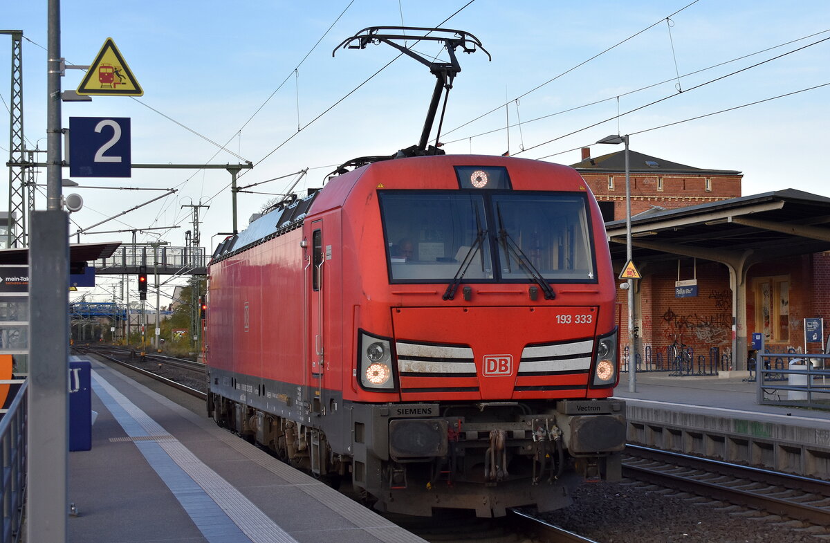 DB Cargo AG, Mainz [D] mit ihrer Vectron   193 333  [NVR-Nummer: 91 80 6193 333-2 D-DB] am 05.11.25 Durchfahrt Bahnhof Roßlau (Elbe).