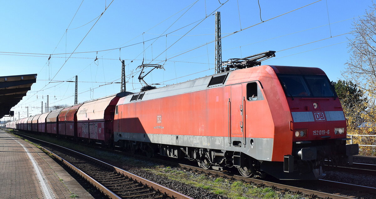 DB Cargo AG, Mainz [D] mit ihrer  152 019-6  [NVR-Nummer: 91 80 6152 019-6 D-DB] und einem Ganzzug gedeckter Schüttgutwagen am 06.11.25 Höhe Bahnhof Magdeburg-Neustadt.