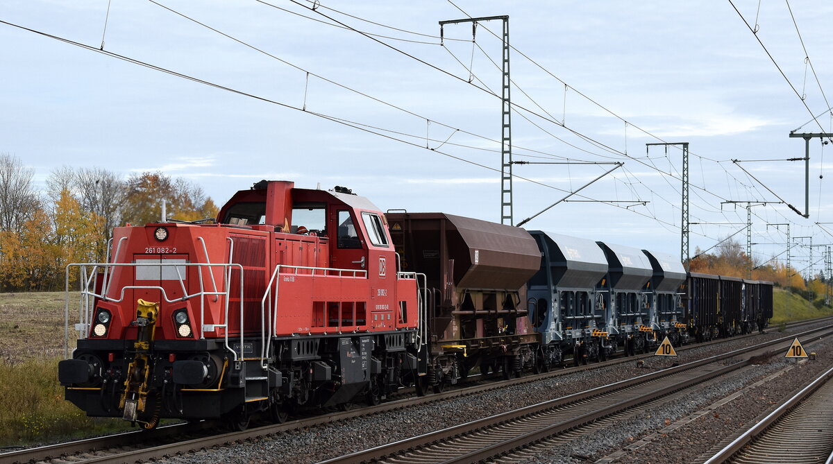 DB Cargo AG, Mainz [D] mit ihrer Voith Gravita 10 BB  261 082-2  (NVR:  92 80 1261 082-2 D-DB ) und einigen Güterwagen (Übergabeverkehr) am 04.11.25 Höhe Bahnhof Rodleben.)