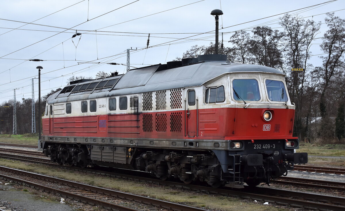 DB Cargo AG, Mainz [D] mit ihrer Ludmilla,  232 409-3  (NVR:  92 80 1232 409-3 D-DB ) am 27.11.25 Höhe Bahnhof Elsterwerda.