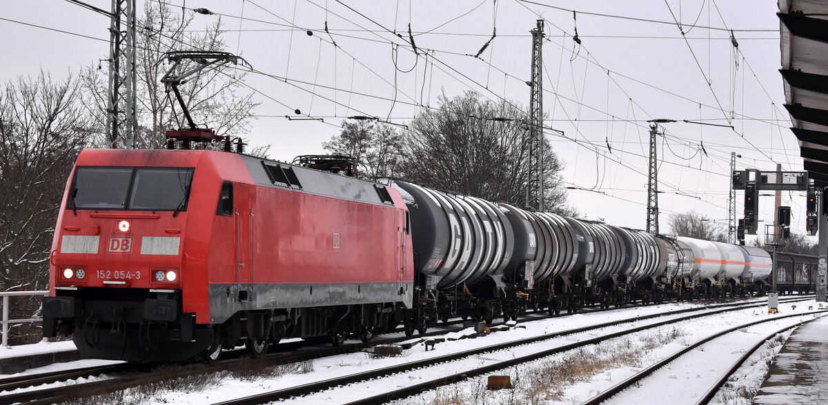 DB Cargo AG, Mainz [D] mit ihrer  152 054-3  [NVR-Nummer: 91 80 6152 054-3 D-DB] und einem gemischten Güterzug am 29.01.26 Höhe Bahnhof Magdeburg Neustadt.