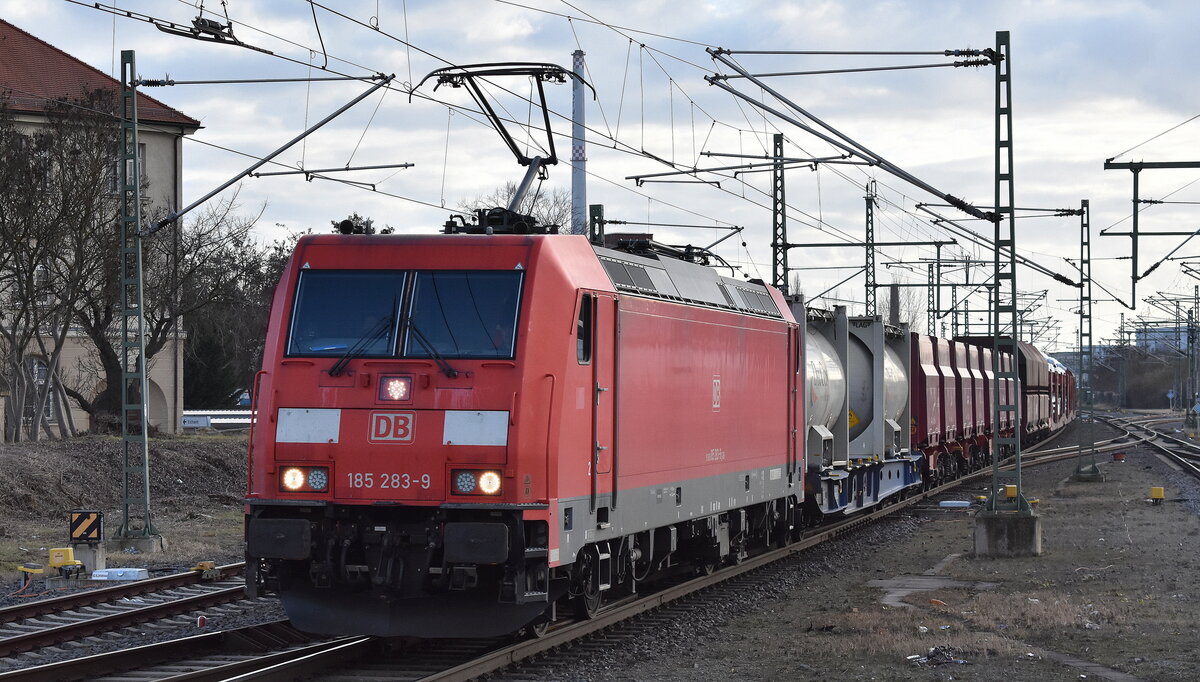 DB Cargo AG, Mainz [D] mit ihrer  185 283-9  [NVR-Nummer: 91 80 6185 283-9 D-DB] und einem gemischten Güterzug am 24.02.26 Durchfahrt Bahnhof Dessau Hbf.
