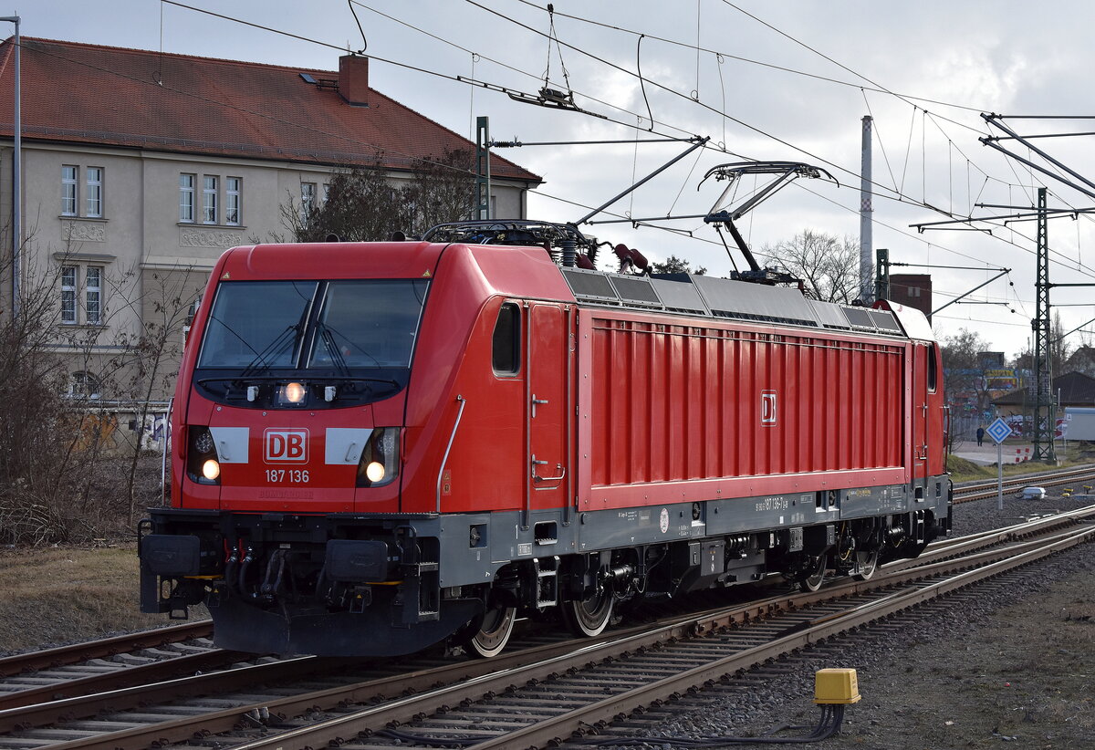 DB Cargo AG, Mainz [D] mit ihrer   187 136  [NVR-Nummer: 91 80 6187 136-7 D-DB] auf Testfahrt am 24.02.26 Höhe Bahnhof Dessau Hbf.