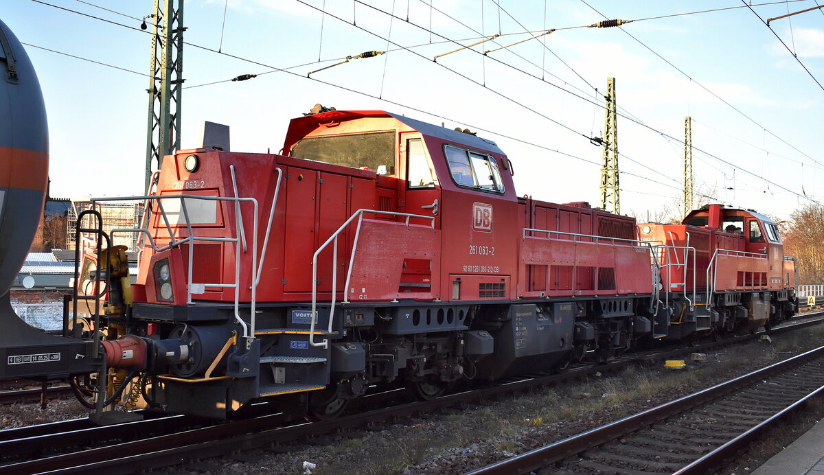 DB Cargo AG, Mainz [D] mit ihren Voith Gravita 10 BB  261 082-2  (NVR:  92 80 1261 082-2 D-DB ) +  261 063-2  (NVR:  92 80 1261 063-2 D-DB ) und einer Reihe Güterwagen zur Übergabe am 03.03.26 Höhe Bahnhof Magdeburg-Neustadt.