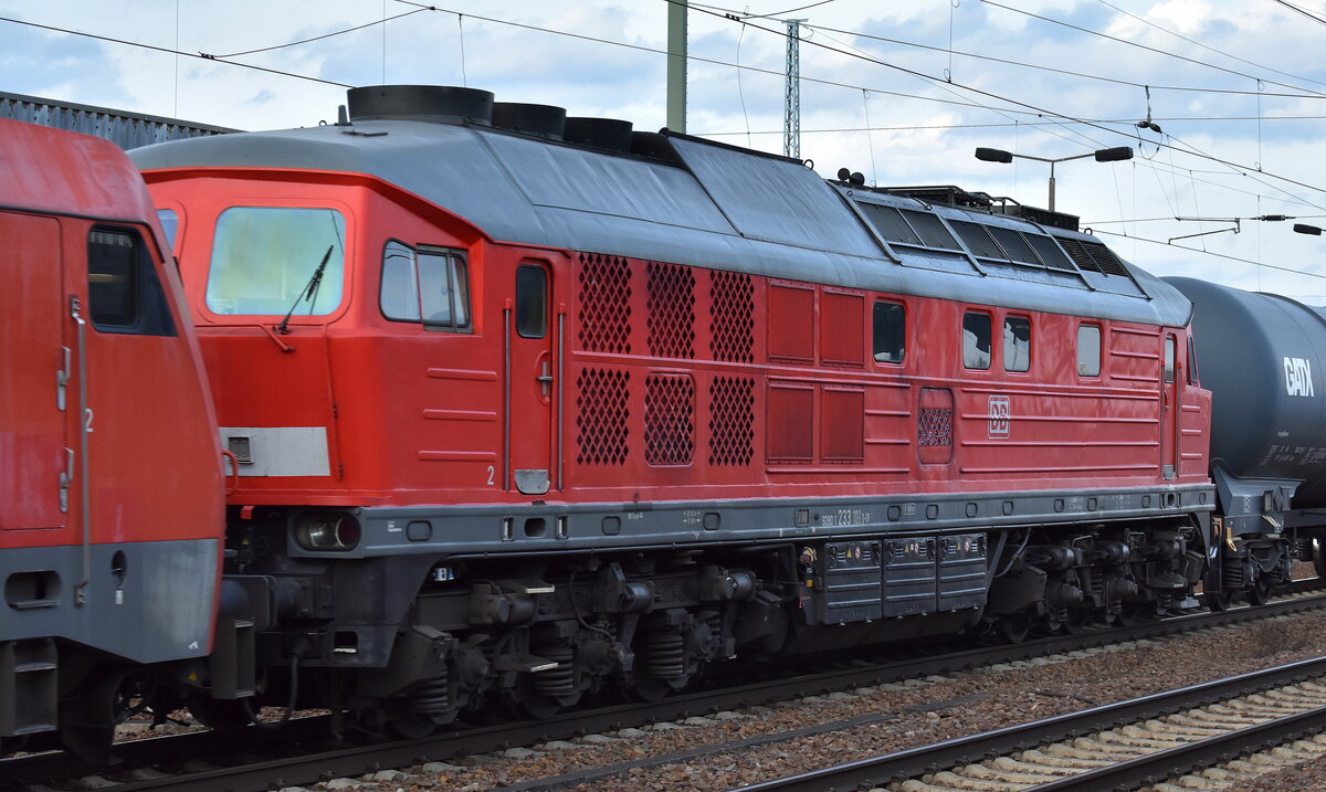 DB Cargo AG, Mainz [D] mit ihren  233 112-2  (NVR:  92 80 1233 112-2 D-DB ) am Haken von  152 031-1  [NVR-Nummer: 91 80 6152 031-1 D-DB] + gemischtem Güterzug am Haken am 11.03.26 Höhe Bahnhof Schönefeld bei Berlin.