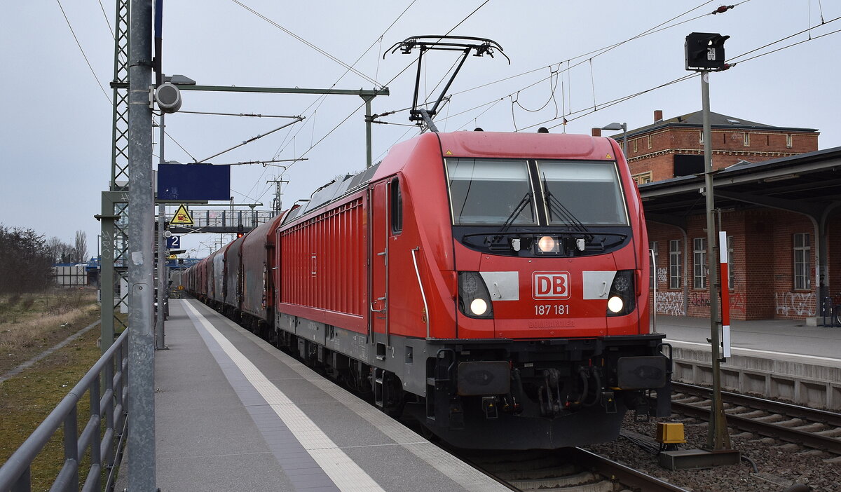 DB Cargo AG, Mainz [D] mit ihrer  187 181  [NVR-Nummer: 91 80 6187 181-3 D-DB] und einem Coilzug am 24.03.26 Durchfahrt Bahnhof Roßlau (Elbe).