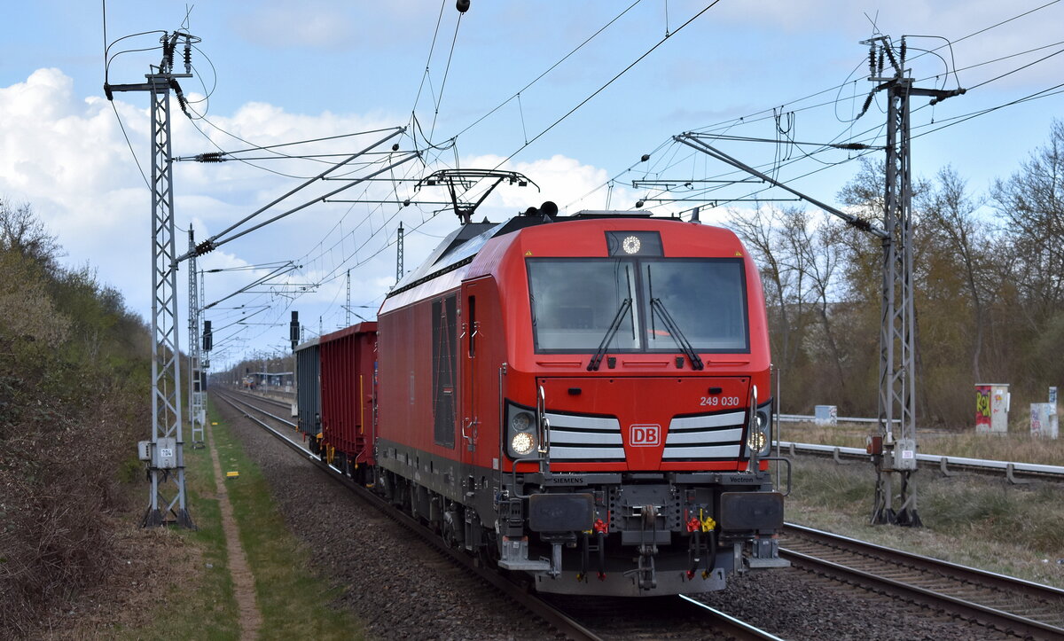 DB Cargo AG, Mainz [D] mit ihrer Vectron Dual Mode Light Lok  249 030  [NVR-Nummer: 90 80 2249 030-8 D-DB] und zwei Hochbordwagen am Haken im Übergabeverkehr am 26.03.26 Höhe Bahnhof Berlin Hohenschönhausen.