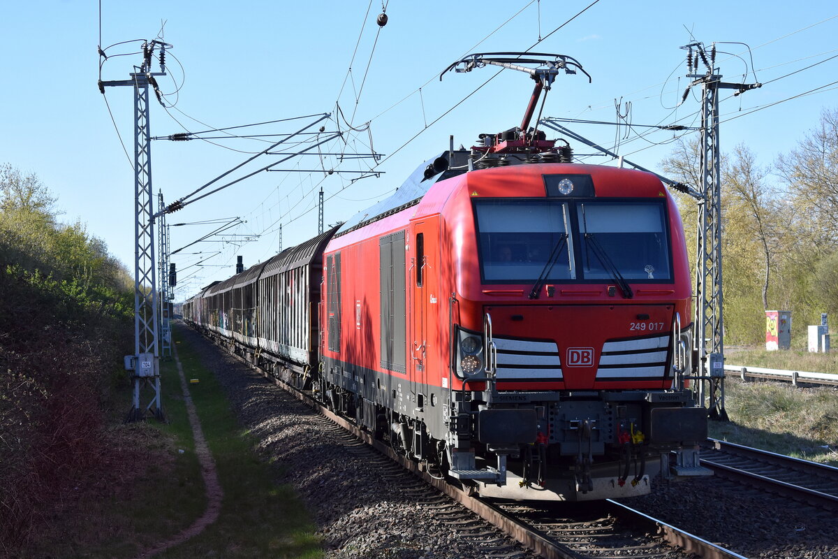 DB Cargo AG, Mainz [D] mit ihrer Vectron Dual Mode Light  249 017  [NVR-Nummer: 90 80 2249 017-5 D-DB] und einem Übergabezug Schiebewandwagen am 07.04.26 Höhe Bahnhof Berlin-Hohenschönhausen.