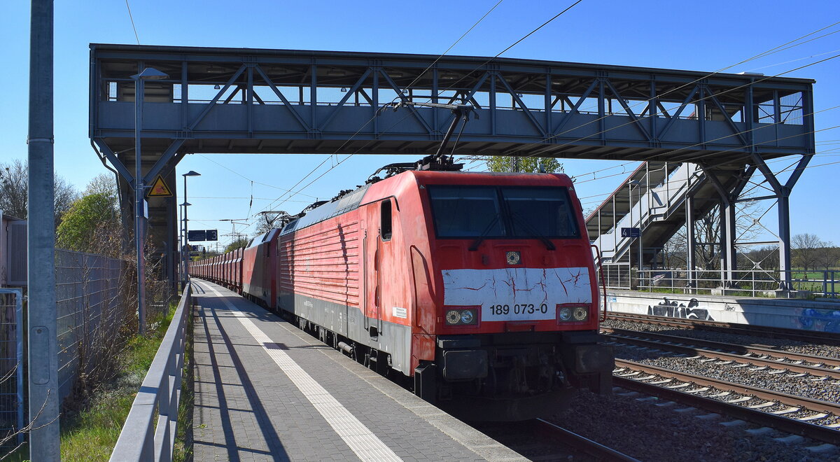 DB Cargo AG, Mainz [D] mit der Doppeltraktion   189 073-0  [NVR-Nummer: 91 80 6189 073-0 D-DB] +  152 086-5  [NVR-Nummer: 91 80 6152 086-5 D-DB] mit dem Erzzug nach Ziltendorf EKO nach Personalwechsel im Bahnhof Saarmund am 22.04.26