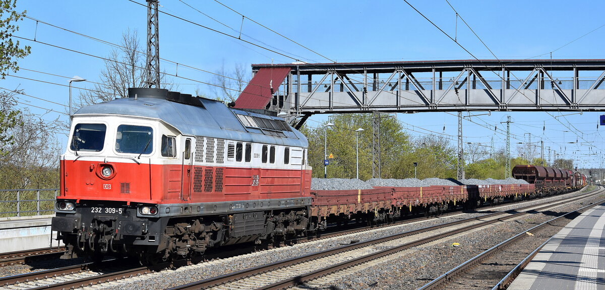 DB Cargo AG, Mainz [D] mit ihrer  232 309-5  [NVR-Nummer: 92 80 1232 309-5 D-DB] und einem gemischten Güterzug Richtung Rbf. Seddin am 22.04.26 Höhe Bahnhof Saarmund.