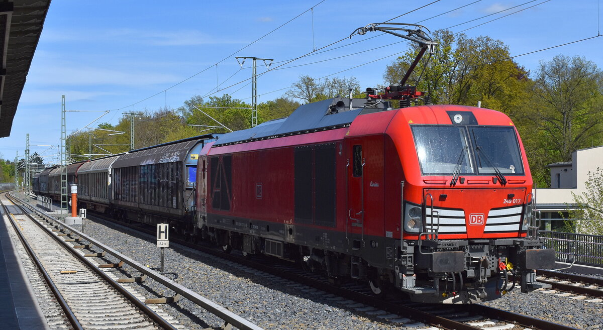 DB Cargo AG, Mainz [D] mit ihrer Vectron Dual Mode Light  249 017  [NVR-Nummer: 90 80 2249 017-5 D-DB] und einem Übergabezug Schiebewandwagen am 30.04.26 Höhe Berlin-Buch.