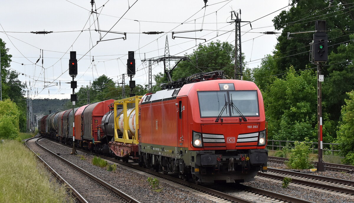 DB Cargo AG, Mainz [D] mit ihrer Vectron  193 393  [NVR-Nummer: 91 80 6193 393-6 D-DB] und einem gemischten G�terzug am 04.06.26 H�he Bahnhof Saarmund.