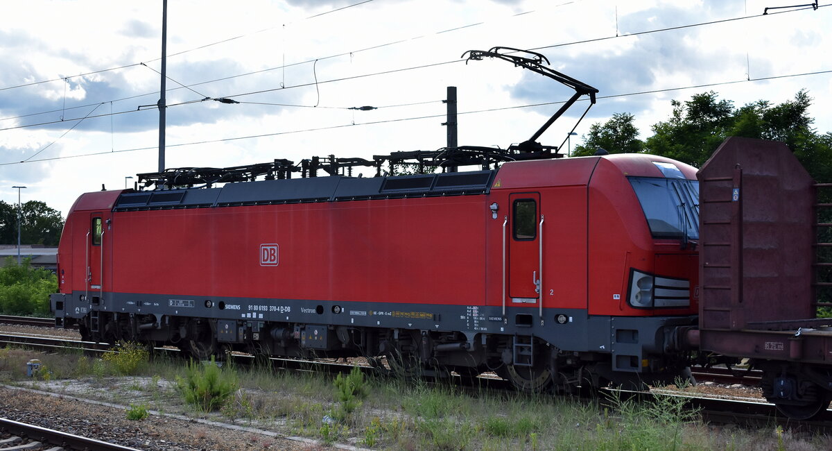 DB Cargo AG, Mainz [D] mit ihrer Vectron  193 370  [NVR-Nummer: 91 80 6193 370-4 D-DB] und einem gemischten G�terzug am 09.06.26 H�he Bahnhof Ruhland.