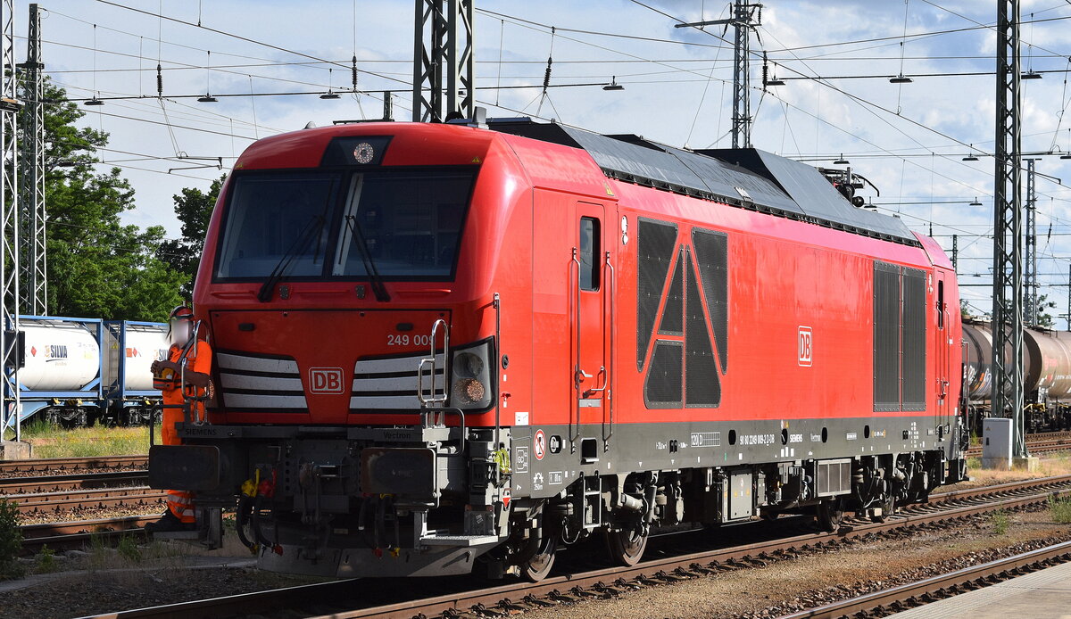 DB Cargo AG, Mainz [D] mit ihrer Vectron Dual Mode Light Lok   249 009 , Name:  Irmgard  [NVR-Nummer: 90 80 2249 009-2 D-DB] beim ferngesteuerten Umsetzen am 09.06.26 H�he Bahnhof Ruhland.