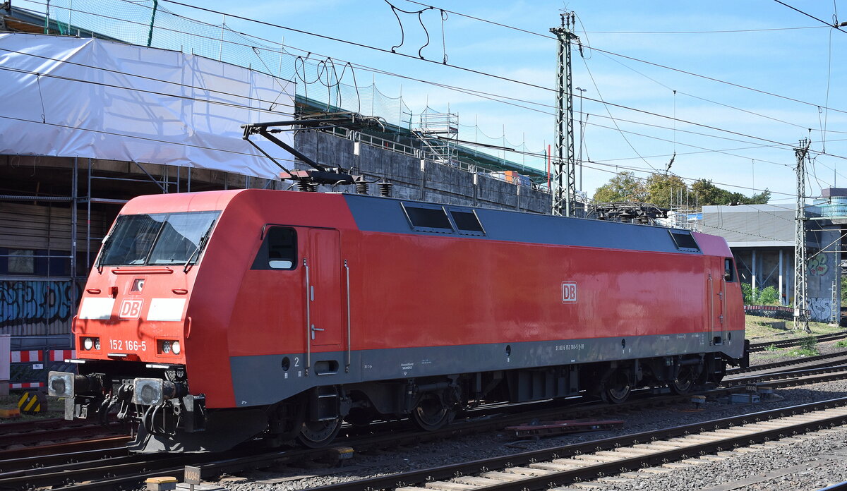DB Cargo AG, Mainz [D] mit ihrer  152 166-5  [NVR-Nummer: 91 80 6152 166-5 D-DB] am 27.08.26 H�he Bahnhof Hamburg-Harburg.