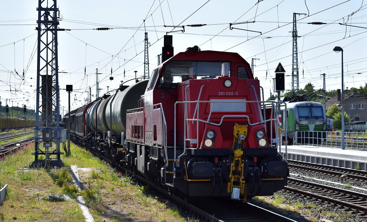 DB Cargo AG, Mainz mit ihrer Voith Gravita 10 BB  261 090-5  (NVR:  92 80 1261 090-5 D-DB ) und einigen Güterwagen am 12.06.25 Durchfahrt Bahnhof Stendal Hbf.