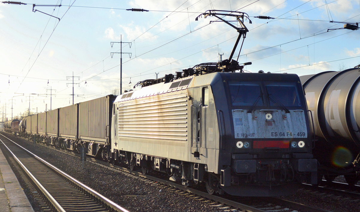 DB Cargo Deutschland AG mit der MRCE Dispo ES 64 F4-459/E 189-459 und gemischtem Güterzug am 01.02.18 Bf. Flughafen Berlin-Schönefeld.