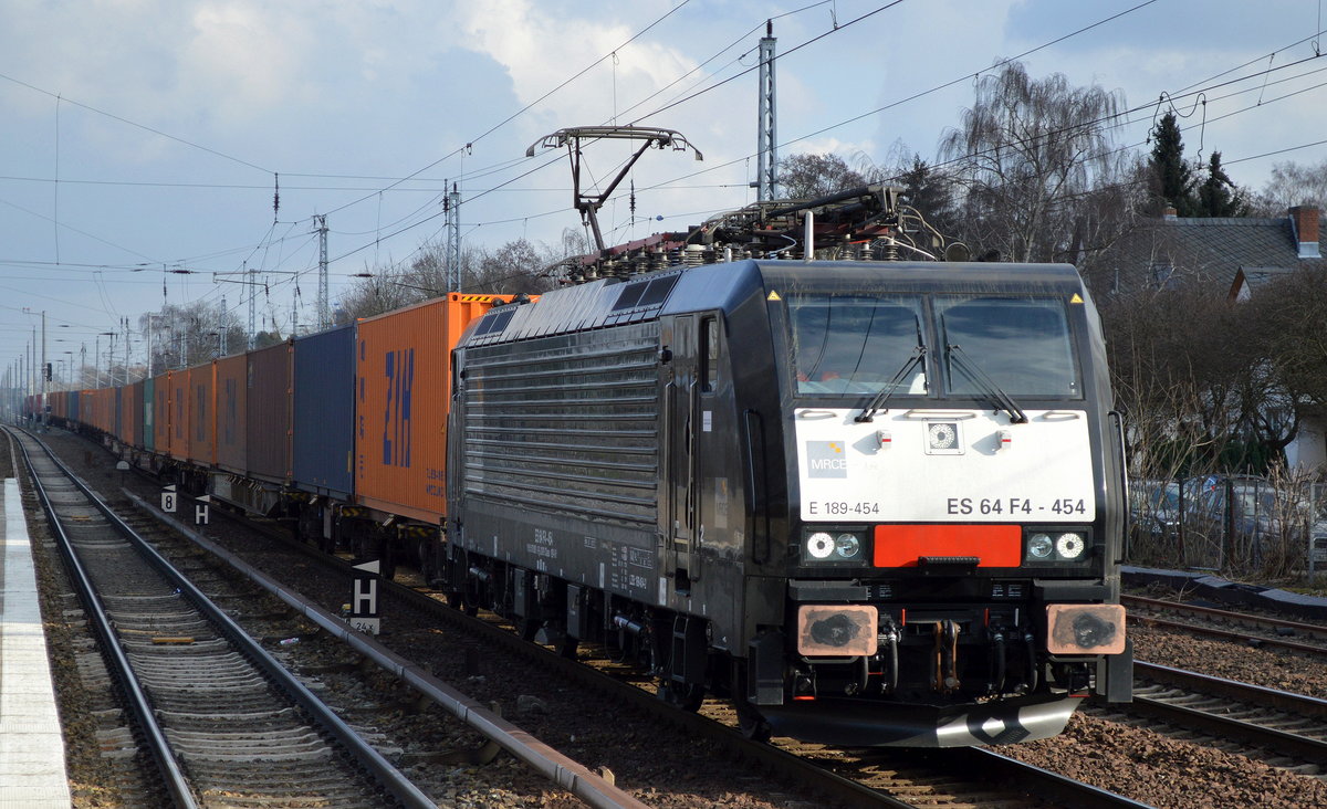 DB Cargo Deutschland AG mit der polnischen MRCE Dispo ES 64 F4-454 [NVR-Number: 91 51 5170 028-2 PL-DISPO] und Containerzug am 16.02.18 Berlin-Hirschgarten.