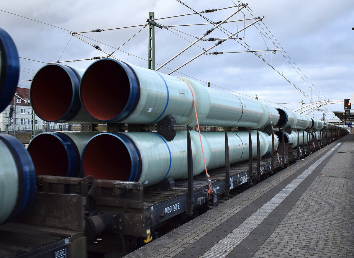 DB Cargo Drehgestell-Flachwagen der Gattung Rens mit massiven Stahlrohren beladen in einem Ganzzug am 24.02.26 Durchfahrt Bahnhof Dessau Hbf.