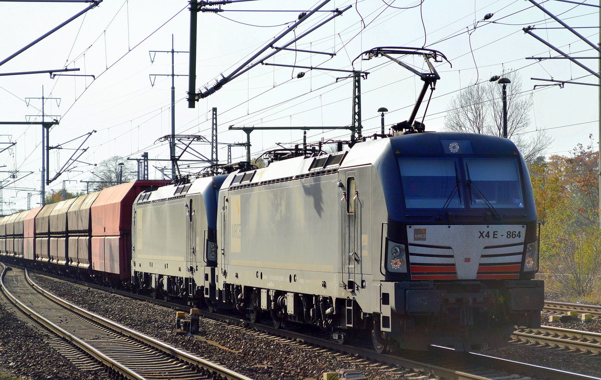 DB Cargo mit der MRCE Vectron Doppeltraktion 193 864-6 + 193 615-2 und Erzzug Richtung Eisenhüttenstadt am 16.10.17 Durchfahrt Bf. Flughafen Berlin-Schönefeld.
