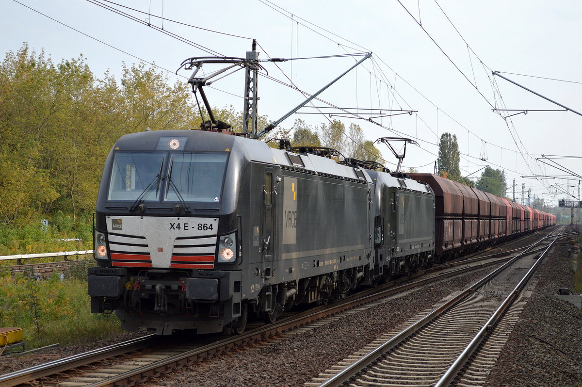 DB Cargo mit der MRCE Vectron Doppeltraktion X4 E - 864/193 864-6 + 193 ???-? und Erzzug (leer) Richtung Rostock am 28.09.17 Berlin-Hohenschönhausen.