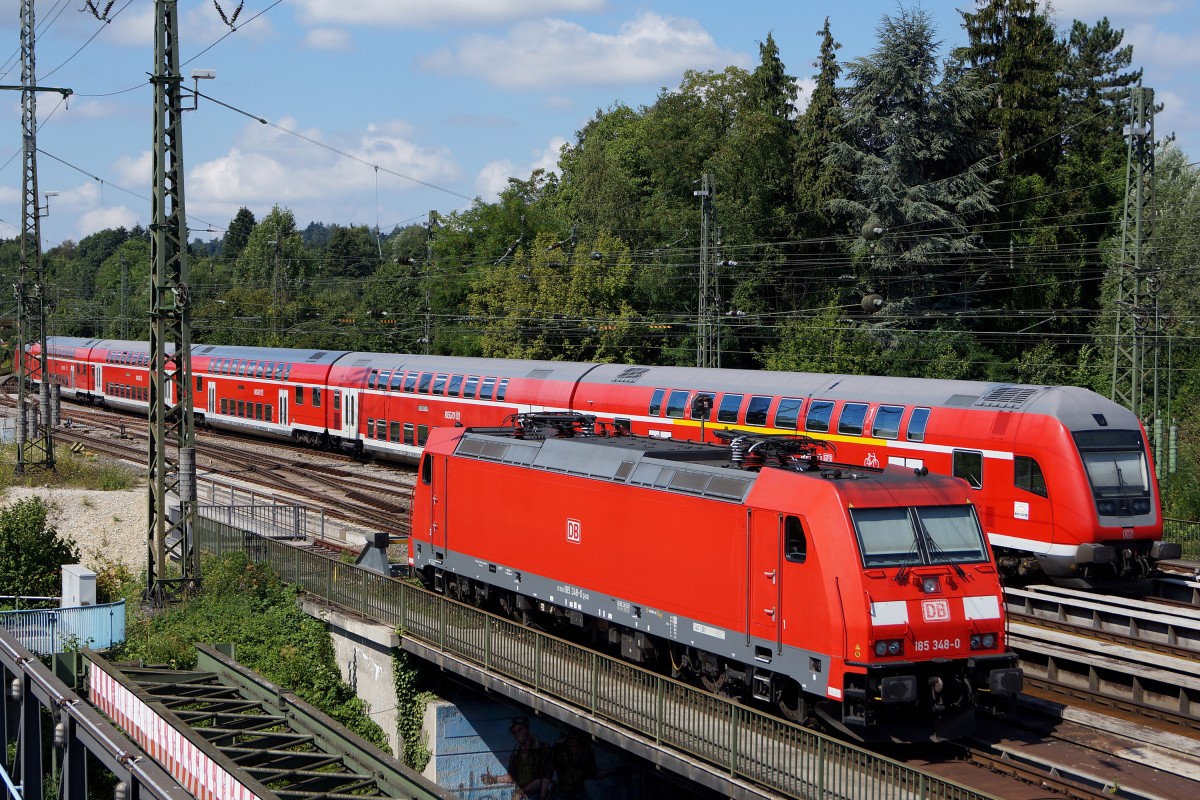 DB: Die 185 348-0 in Singen (Hohenwiel) abgestellt am 2. August 2015. Im Hintergrund erkennbar ist ein RE aus Stuttgart.
Foto: Walter Ruetsch