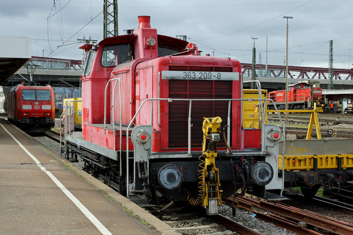 DB: Die 98 80 3 363 209-8 D-DB von DB Schenker Rail Deutschland AG Mannheim (Ansicht Seite Deutschland) auf der Dienstfahrt von Haltingen nach Basel Badischer Bahnhof bei einem Zwischenhalt in Weil am Rhein am 1. April 2016.
Foto: Walter Ruetsch