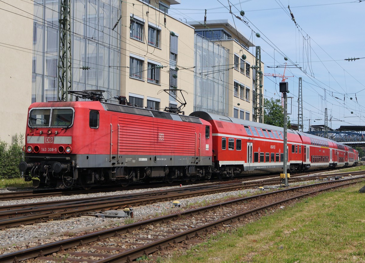 DB: Die H�llentalbahn im Schwarzwald ist eine Eisenbahnstrecke von Freiburg im Breisgau nach Donaueschingen. Auf dieser Strecke mit starken Steigungen werden Lokomotiven der Baureihe 143 (ehemals Deutsche Reichsbahn) eingesetzt. Bereits bei einer Zugsverst�rkung um nur einem Wagen ist eine zus�tzliche Lokomotive erforderlich. Pendelzug mit Lokomotiven der BR 143 an beiden Enden bei der Ausfahrt aus dem Bahnhof Freiburg (Breisgau) am 28. Mai 2015. An der Spitze des Zuges ist die 143 308-5 eingereiht.
Foto: Walter Ruetsch   