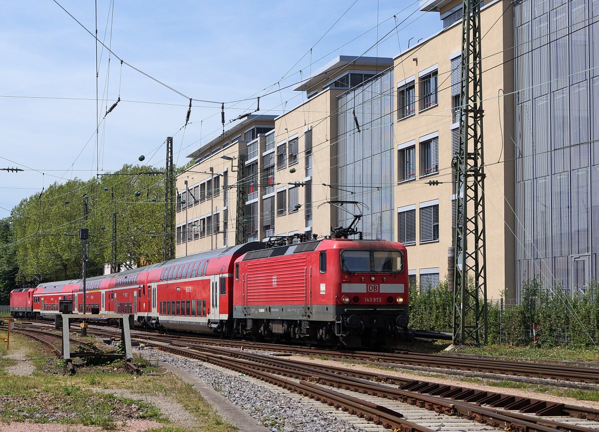 DB: Die H�llentalbahn im Schwarzwald ist eine Eisenbahnstrecke von Freiburg im Breisgau nach Donaueschingen. Auf dieser Strecke mit starken Steigungen werden Lokomotiven der Baureihe 143 (ehemals Deutsche Reichsbahn) eingesetzt. Bereits bei einer Zugsverst�rkung um nur einem Wagen ist eine zus�tzliche Lokomotive erforderlich. Pendelzug mit Lokomotiven der BR 143 an beiden Enden bei der Einfahrt in den Bahnhof Freiburg (Breisgau) am 28. Mai 2015. An der Spitze des Zuges ist die 143 972 eingereiht.
Foto: Walter Ruetsch   