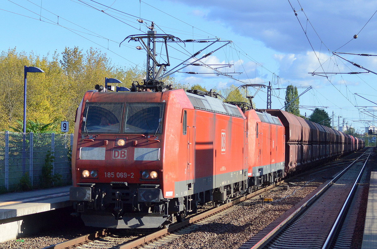 DB Doppeltraktion 185 069-2 + 185 010-6 mit Erzzug am 04.10.16 Berlin-Hohenschönhausen.
