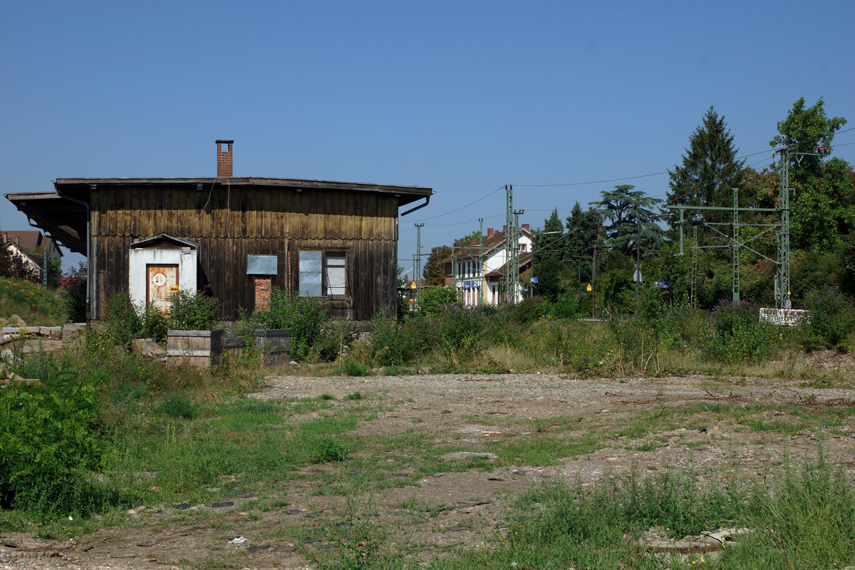 DB: Durch den Ausbau des Bahnhofs Haltingen auf vier Geleise bleibt kein Stein mehr auf dem andern. Das historische Bahnhofsgebäude, der alte Güterschuppen, die Brücken sowie die Dikrektverbindung zum Güterbahnhof fallen dem Umbau zum Opfer. Diverse Änderungen gibt es in Zukunft auch bei den Rollmaterialeinsätzen. Die Züge Basel-HB - Hamburg mit BR 101 und moderisierten Bpm 51-Wagen fallen weg und auch die  fotogenen N-Wagen-Züge  mit BR 111 sollen durch modernere Kompositionen ersetzt werden. Eventuell fahren auch schon bald die neuen ICE IV anstelle von den alten ICE I in die Schweiz. Die Bildserie vom 9. September 2016 dokumentiert noch einmal den Ist-Zustand, bevor die Bagger auffahren werden.
Foto: Walter Ruetsch  